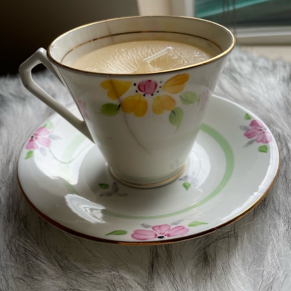 💠 Teacup and saucer hand poured lavender and rose essential oil candle. - Picture 3 of 16